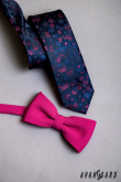 Sötétkék keskeny nyakkendő, rózsaszín virágmintával - szélesség 5 cm