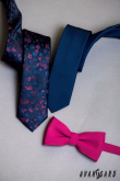 Sötétkék keskeny nyakkendő, rózsaszín virágmintával - szélesség 5 cm